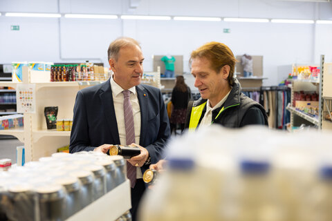 Landesrat Dr. Leonhard Schneemann und Geschäftsführer Wolfgang Brillmann, MA (Soogut-Sozialmarkt)
