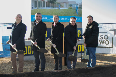 Deutsch Jahrndorfs Bürgermeister LAbg. Gerhard Bachmann, Landesrat Mag. Heinrich Dorner, Landesrat Dr. Leonhard Schneemann, Univ.Prof. Dipl.-Ing. Dr. Gerald Goger, Geschäftsführer der Landesimmobilien Burgenland GmbH, und LAbg. Kilian Brandstetter beim Spatenstich.