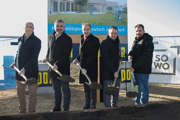Deutsch Jahrndorfs Bürgermeister LAbg. Gerhard Bachmann, Landesrat Mag. Heinrich Dorner, Landesrat Dr. Leonhard Schneemann, Univ.Prof. Dipl.-Ing. Dr. Gerald Goger, Geschäftsführer der Landesimmobilien Burgenland GmbH, und LAbg. Kilian Brandstetter beim Spatenstich.