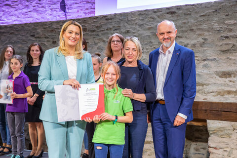 Bildungslandesrätin Mag.a (FH) Daniela Winkler und Bildungsdirektor Mag. Heinz Josef Zitz mit dem Chor der VS Kobersdorf