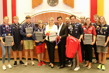 Landesrätin Daniela Winkler und Landesrat Christian Illedits überreichten den Pfadfinderinnen und Pfadfindern eine Burgenland-Tasche als Geschenk für ihr Abenteuer