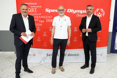 LH Hans Peter Doskozil mit Sportlandesrat Heinrich Dorner (r.) und dem neu gewählten Präsidenten von Special Olympics Austria, Peter Ritter (Mitte).