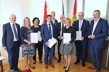 Landeshauptmann Hans Peter Doskozil und Bildungsdirektor Heinz Josef Zitz mit den PädagogInnen, die ihre Ernennungsdekrete erhalten haben. V.l.: Bildungsdirektor Heinz Josef Zitz, Stephanie Reicher, Iris Zsoter, Lukas Pallitsch, Günter Hochwarter, Herbert Gabriel, Katja Marth, Andreas Lonyai, LH Hans Peter Doskozil