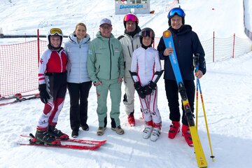 Familienlandesrätin Daniela Winkler, Organisator Alexander Hegedüs (1.v.l.), dem Präsidenten des Landesskiverbands Burgenland Gerald Guttmann, und Protokollchef Rainer Winter mit jungen Teilnehmern