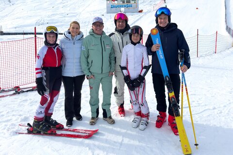 Familienlandesrätin Daniela Winkler, Organisator Alexander Hegedüs (1.v.l.), dem Präsidenten des Landesskiverbands Burgenland Gerald Guttmann, und Protokollchef Rainer Winter mit jungen Teilnehmern