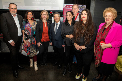 Landeshauptmann Hans Peter Doskozil (l.) mit Mitwirkenden und Ehrengästen im Zuge der Ausstellungseröffnung.