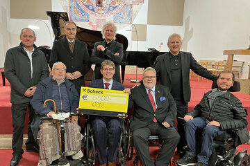 Der Erlös aus den Einnahmen des Benefizkonzerts wurde an die Vertreter des ÖZIV Burgenland übergeben. Vo.v.l.: Dr. Erwin Würrer, Vize-Präsident ÖZIV Burgenland, Dipl. BWWU Hans-Jürgen Groß, MBA, MLS, geschäftsführender Präsident ÖZIV Burgenland, Manfred Seifert, Präsident ÖZIV Burgenland, Jakob Schriefl, Kinder- und Jugendvertreter ÖZIV Burgenland. Hinten v.l.: Bgm. Günter Schmidt, LR Dr. Leonhard Schneemann, Johannes Kutrowatz, Eduard Kutrowatz