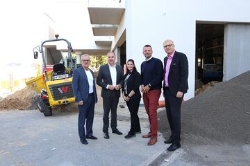 Besuch auf der Baustelle: Ewald Schlaffer, Projektleiter Soziale Dienste Burgenland GmbH, Soziallandesrat Leonhard Schneemann, Pflegedienstleiterin Katharina Gartner, Bernhard Luef, Heimleiter des Pflegewohnhauses Oberpullendorf – St. Peter und Andreas Predl, Geschäftsführer Burgenländische Pflegeheim Betriebs-GmbH.