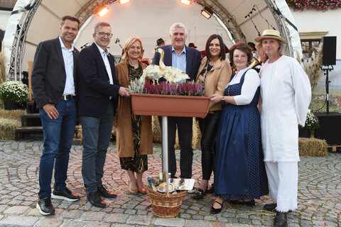 Beim Start in den weinkulinarischen Herbst beim „Gan(z)s Burgenland Genuss Festival“ in Rust (v.l.): Didi Tunkel, Geschäftsführer Burgenland Tourismus, Landtagsabgeordneter Bürgermeister Thomas Schmid (Oggau), Tourismusverband Nordburgenland Vorständin Bürgermeisterin Bettina Zentgraf (Mörbisch), der Bürgermeister der Freistadt Rust Gerold Stagl Landeshauptmann-Stellvertreterin Astrid Eisenkopf, Sonja Grapa, Stadtmarketing-Tourismusbüro Rust, Weidegansbauer Siegfried Marth aus Hagensdorf, Obmann Burgenländische Weidegans
