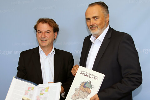 Landeshauptmann Doskozil mit der NEuauflage des Historischen Atlas Burgenland