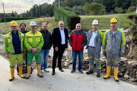 LH Doskozil war vergangene Woche in Wiesfleck, um sich vor Ort ein Bild über den Stand bei der Behebung von Hochwasserschäden an Straßen- und Brückeninfrastruktur zu machen. Das Land wird dabei die betroffenen Gemeinden in einem Ausmaß von rund 10 Millionen Euro zusätzlich unterstützen