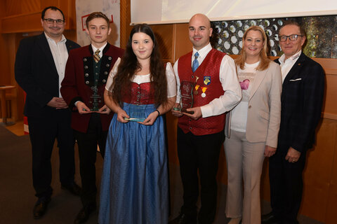 Landesrätin Mag.a (FH) Daniela Winkler (r.) überreichte gemeinsam mit Landesjugendreferent Márton Ilyés (l.) und Landesobmann DI Peter Reichstädter (r.) die Leistungsehrenzeichen in Gold an Moritz Weixler (Schlagzeug, MV Dorfmusik Zillingtal), Theresa Portschy (Querflöte, MV Jugendkapelle Großpetersdorf) und Johannes Schulte (Flügelhorn, MV Jugendkapelle Großpetersdorf).