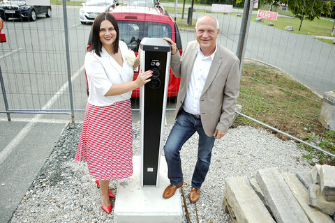 Landeshauptmann-Stv. Mag.a Astrid Eisenkopf und Bürgermeister, Landtagsabgeordneter Wolfgang Sodl (v.l.) vor der neuen E-Ladestation neben dem Feuerwehrhaus.