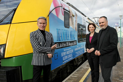Kulturreferenz Landeshauptmann Hans Peter Doskozil präsentierte mit Generalintendant Alfons Haider und Raaber Bahn Generaldirektor-Stvin Hana Dellemann den MAMMA-MIA-Sujet gebrandeten Ventus-Zug
