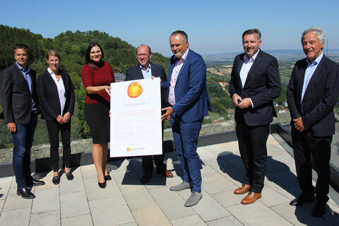 Didi Tunkel, Geschäftsführer Bgld. Tourismus GmbH, DI Barbara Weißeisen-Halwax, GF Kultur-Betriebe Burgenland, LH-Stv.in Mag.a Astrid Eisenkopf, Obfrau Verein Dachmarke Burgenland, Andreas Liegenfeld, Obmann Regionales Weinkomitee Burgenland, Landeshauptmann Hans Peter Doskozil, Dr. Harald Schermann, Wirtschaftskammer Burgenland, und Dr. Engelbert Rauchbauer, Geschäftsführer Dachmarke Burgenland, präsentierten auf Burg Forchtenstein die „Marke Burgenland“