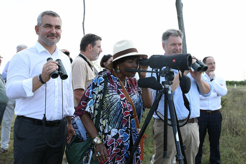 Nationalpark-Direktor Johannes Ehrenfeldner, die Generalsekretärin der RAMSAR-Konvention Musonda Mumba und Infrastrukturlandesrat Heinrich Dorner zu Besuch im Nationalpark im Teilgebiet „Illmitz Hölle“.
