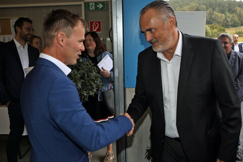 Hausherr Manfred Junior Janisch begrüßte den Landeshauptmann beim Fest anlässlich des 100-jährigen Bestehens in Stegersbach.