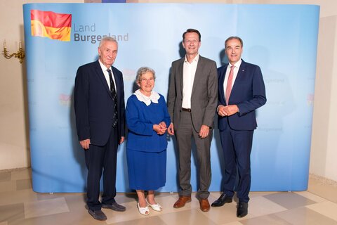 v.l. Mag. Dr. Günther Stefanits, Preisträger des Fred Sinowatz-Wissenschaftspreises, Irmgard Jurkovich, die den Simon-Goldberger-Preis in der Kategorie Gedenkinitiative erhielt, PD Mag. Dr. Erich Draganits, dem ein Anerkennungspreis im Rahmen des Fred-Sinowatz-Wissenschaftpreises des Landes Burgenland 2023 verliehen wurde, LR Dr. Leonhard Schneemann