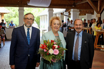 Landtagspräsidentin Verena Dunst bekam von Präsident Eduard Nick (r.) und Vizepräsident Erwin Weinhofer (l., Burgenländische Gemeinschaft) Blumen überreicht.