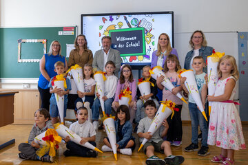 Landesrätin Mag.a (FH) Daniela Winkler 2025 beim Schulstart in der VS Apetlon mit Clusterleiterin Brigitte Renner, BEd MA, Bildungsdirektor Alfred Lehner, Bürgermeisterin Silvia Pitzl sowie mit den Taferlklasslerinnen und Taferlklasslern der Volksschule Apetlon und ihrer Klassenlehrerin.