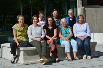 Eva Fischl von der Bibliotheksservicestelle (2. v.l.) und der Vorstand des Landesverbands Bibliotheken Burgenland vor dem KUZ Mattersburg; 1. Reihe: Mag. Julia Gsertz, Eva Fischl, Mag. Silke Rois, DI Doris Riemenschneider, Ingrid Hochwarter;2. Reihe: Renate Ziegler, Mag. Ursula Tichy, Daniela Fidler