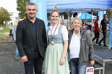 Landesrat Mag. Heinrich Dorner mit Weinprinzessin Claudia I. und Organisatorin, Geschäftsführerin Brigitta Pelzer (Burgenländische Tourismusverband Mittelburgenland-Rosalia) (v.l.).