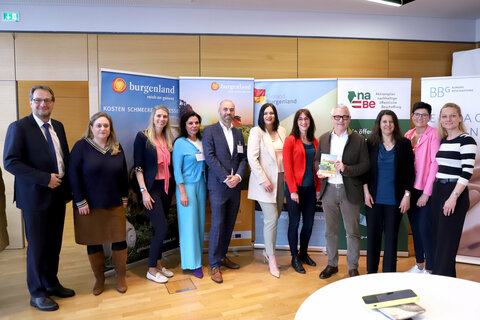 Gruppenbild beim Impulstag Burgenland des Forum „Österreich isst regional“: (v.l.n.r.) Geschäftsführer Gerhard Zotter (Bundesbeschaffung GmbH, BBG), Manuela Polinkiewicz (AMA), Maria-Anna Slaby (Land Burgenland, Protokoll), Katharina Tidl (Landwirtschaftskammer Österreich), Gerhard Weiner (Leitung naBe-Plattform), Landeshauptmann-Stellvertreterin Mag.a Astrid Eisenkopf, Katharina Maierhofer (Landwirtschaftsministerium), Hannes Anton (Bio-Erzeugergenossenschaft), Andrea Ebner-Pladerer (naBe-Plattform), Christa Schrammel-Karner (Leitung Landhaus-Küche), Manuela Nechansky (Geschäftsleitung Genuss Burgenland).