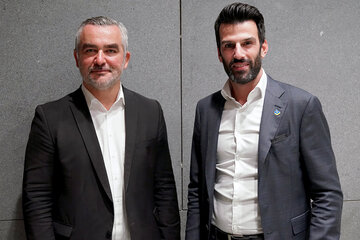 Burgenlands Landesrat Mag. Heinrich Dorner und Niederösterreichs Landeshauptfrau-Stellvertreter Udo Landbauer, MA (v.l.) drücken bei den Klimaticket-Preiserhöhungen die Stopp-Taste.