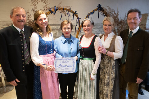 Landwirtschaftskammer Burgenland-Präsident DI Nikolaus Berlakovich (r.) und sein Vizepräsident Ökonomierat Ing. Werner Falb-Meixner (l.) mit Landeshauptmann-Stellvertreterin Anja Haider-Wallner, Mag.a Doris Schmidauer, Landesbäuerin, Kammerrätin Christine Riepl und Bundesbäuerin, Nationalrätin Irene Neumann-Hartberger (v.l.) beim Landesbäuerinnentag 2026 auf Burg Schlaining.