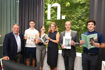 LAbg. Dieter Posch, Bürgermeister Neudörfl, Fabian Fuchs, Lehrling zum Tischlereitechniker (Lehre mit Matura), Lara Simon, Lehrling zur Industriekauffrau (Lehre mit Matura) Mag. Heidi Adelwöhrer, Geschäftsführerin Neudoerfler Office Systems GmbH, Landesrat Dr. Leonhard Schneemann und Ilyas Teber, Lehrling zum Industriekaufmann (Lehre mit Matura)