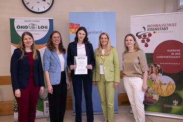 Gruppenbild von der Verleihung des ÖKOLOG Award (v.l.) Ministerialrätin Hanna Malhonen, Bildungsministerium, Landeshauptmann-Stellvertreterin Anja Haider-Wallner, Preisträgerin Olivia Maurer, Landesrätin Daniela Winkler, Christa Thell, ÖKOLOG Burgenland-Koordinatorin.