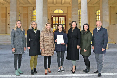 Ökolog-Award für Lena Tschach. V.l. Petra Mayer, Ökolog-Koordinatorin Burgenland, Angela Deutsch, Amt d. Bgld. LReg., LRin Daniela Winkler, Preisträgerin Lena Tschach, LH-Stv.in Astrid Eisenkopf, Lisa Josk vom Ökolog-Team, Bildungsdirektor Heinz Josef Zitz
