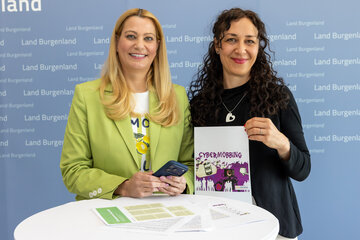 Landesrätin Mag.a (FH) Daniela Winkler und Kinder- und Jugendanwältin Mag.a Nicole Bartl präsentierten die Ombudsstelle gegen Cybermobbing für Kinder und Jugendliche.