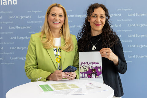 Landesrätin Mag.a (FH) Daniela Winkler und Kinder- und Jugendanwältin Mag.a Nicole Bartl präsentierten die Ombudsstelle gegen Cybermobbing für Kinder und Jugendliche.