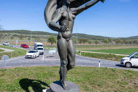 Die aufgestellte Skulptur von Wander Bertoni beim Kreisverkehr zwischen Winden und Breitenbrunn.