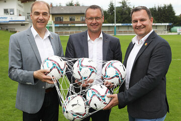 Landesrat Dr. Leonhard Schneemann nach dem Festakt mit Bürgermeister Dipl.-Ing. (FH) Wolfgang Koller (v.l.) und SC Kemeten-Präsident Erwin Hochwarter (Mitte) am Sportplatz in Kemeten.