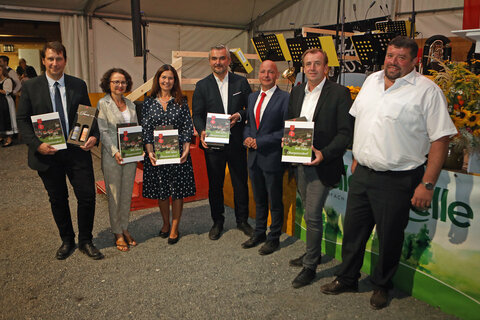 Landesrat Mag. Heinrich Dorner (Mitte) bekam ebenso wie Nationalrat Mag. Christian Drobits (2.v.r.) und Landtagsabgeordnete Elisabeth Trummer (2.v.l.) und Landtagsabgeordnete Melanie Eckhardt, MSC (3.v.l.) eine Festschrift von Bürgermeister Andreas Tremmel (3.v.r.) überreicht.