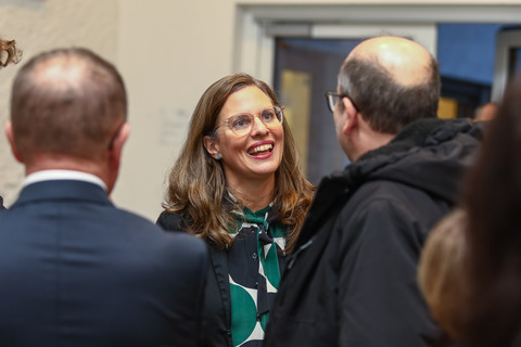 Landeshauptmann-Stellvertreterin Anja Haider-Wallner im Gespräch mit Teilnehmern der Veranstaltung im Martinsschlössel Donnerskirchen