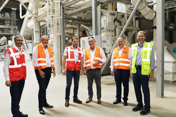 Der Landeshauptmann zeigte sich bei seinem Besuch beim Fundermax-Werk in Neudörfl beeindruckt vom modernen Werk und den nachhaltigen Produktionsmethoden. Am Foto v.l.: Arnulf Penker (FunderMax), LH Hans Peter Doskozil, Gerhard Trimmel (FunderMax), LAbg. Dieter Posch (Bgm. Neudörfl), Karl Mad (Isosport), CEO Erlfried Taurer (Constantia Industries AG).