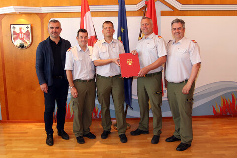 Landesrat Heinrich Dorner mit Harald Nakovich (1. Landesfeuerwehrkommandant-Stellvertreter), Jürgen Kopinich (Betriebsratsvorsitzender), Michael Hauser (geschäftsführender Dienststellenleiter Feuerwehrkommando Burgenland) und Martin Reidl (2. Landesfeuerwehrkommandant Stellvertreter)