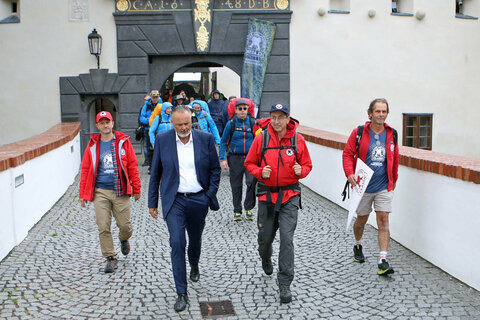 Landeshauptmann Hans Peter Doskozil beim Start Tour auf der Burg Schlaining.
