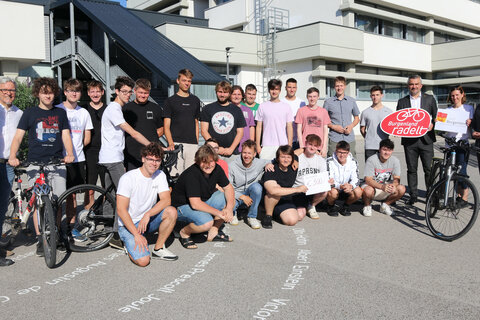 Landesrat Heinrich Dorner (3.v.r.) mit Tina Wurm von der Mobilitätszentrale Burgenland (2.v.r.) sowie Direktor Thomas Schober (r.) und Schülerinnen und Schülern.
