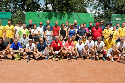 Großes Gruppenfoto aller Teilnehmerinnen und Teilnehmer beim Charity-Tennisturnier in Oberpullendorf.