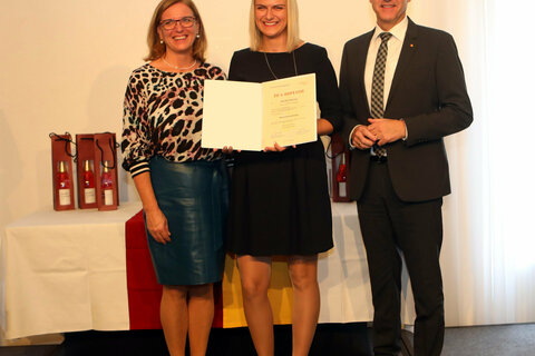 Direktorin DGKP Gabriele Ehrenhöfer (l., Gesundheits- und Krankenpflegeschule Oberwart, KRAGES) und Landesrat Dr. Leonhard Schneemann (r.) mit Pflegefachassistentin Sabrina Heiss (Mitte);