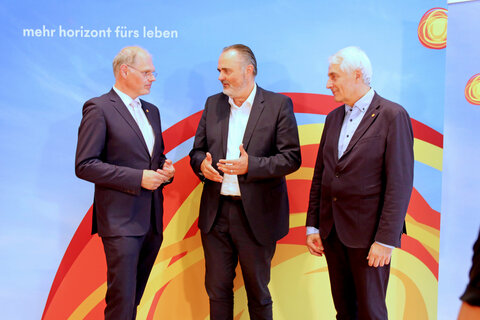 Der neue kaufmännische Geschäftsführer der Gesundheit Burgenland, Mag. Franz Jürgen Öller, MBA, MPH, Landeshauptmann Mag. Hans Peter Doskozil und der medizinische Geschäftsführer der Gesundheit Burgenland, Univ.-Prof. Dr. Stephan Kriwanek.