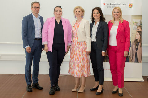 Landesrätin Mag.a (FH) Daniela Winkler, wHRin Mag.a Sandra Steiner, Stv. Bildungsdirektorin und Leiterin des Präsidialbereichs der Bildungsdirektion Burgenland, HR Mag. Jürgen Neuwirth, Leiter des Bereichs Pädagogischer Dienst der Bildungsdirektion Burgenland, mit den Pädagog*innen des Bezirks Oberpullendorf, die ein Neuanstellungsdekret erhalten haben.