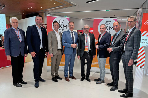 v.l. Stephan Kriwanek (CMO Gesundheit Burgenland), Florian Schlechtleitner (CEO Gesundheit Burgenland), Marc Seper (Kaufm. Direktor Klinik Oberwart u. Obmann AKMB), Landesrat Leonhard Schneemann, Nikolaus Koller (Präsident BUKO), Erwin Gollner(Hochschule Burgenland)