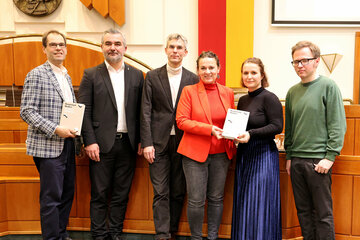 LAbg. Wolfgang Spitzmüller, Landesrat Heinrich Dorner, Autor Albert Kirchengast, Margit Fröhlich (Leiterin Referat Landesmuseum, Kulturabteilung im Amt der Bgld. Landesregierung), Danijela Ilic (Vorständin der Kulturabteilung im Amt der Bgld. Landesregierung) und Autor Johann Gallis