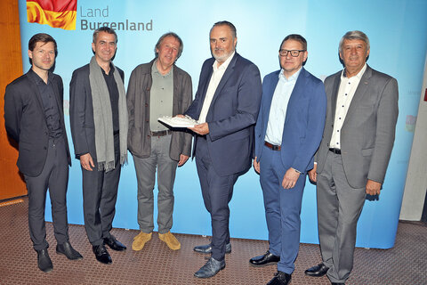 Archivbild: Die Planer der Modernisierung des KUZ Güssing, (v.l.) Hermann Herbst, Gregor Tritthart und Gerhard Eder mit Landeshauptmann Hans Peter Doskozil, Landes Immobilien Burgenland-Geschäftsführer Gerald Goger und Güssings Bürgermeister Vinzenz Knor.