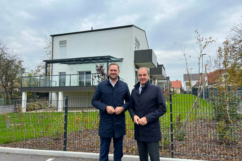 Soziallandesrat Dr. Leonhard Schneemann mit SDB-Geschäftsführer Dr. Johannes Zsifkovits beim Pflegestützpunkt Stinatz